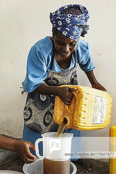 Frau macht Seife  Seaweed center  Frauen Cooperative  Algenanbau und Seifenproduktion  Paje  Ostküste  Unguja  Sansibar  Tansania  Afrika