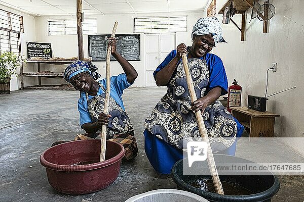 Frauen machen Seife  Seaweed center  Frauen Cooperative  Algenanbau und Seifenproduktion  Paje  Unguja  Ostküste Sansibar  Tansania  Afrika