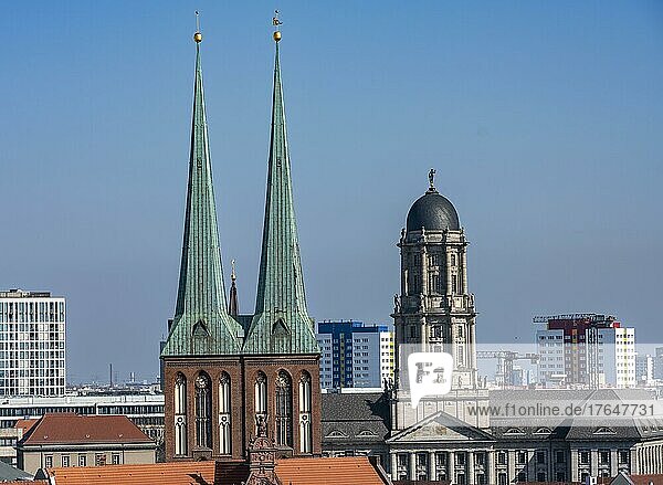 Blick von der Dachterrasse des Stadtschloss auf die Türme der Nikolaikirche und dem alten Stadthaus in der Klosterstraße  Berlin  Deutschland  Europa