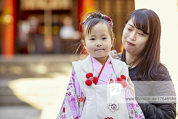 Japanese kids celebrating Shichigosan at the temple