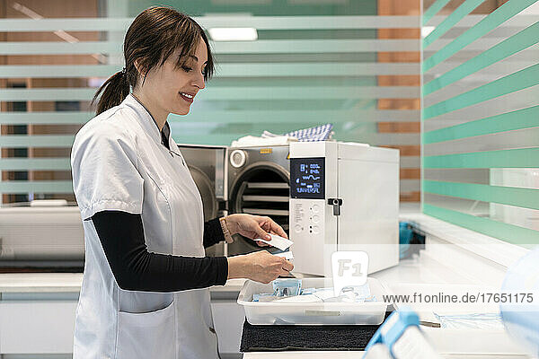 Krankenschwester bereitet chirurgische Instrumente im Operationssaal des Krankenhauses vor