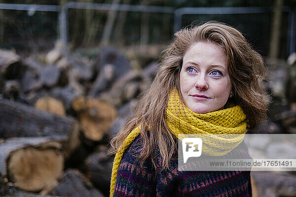 Schöne junge Frau mit gelbem Schal im Wald