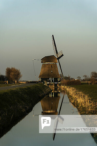 Spiegelung einer Windmühle auf dem Wasser
