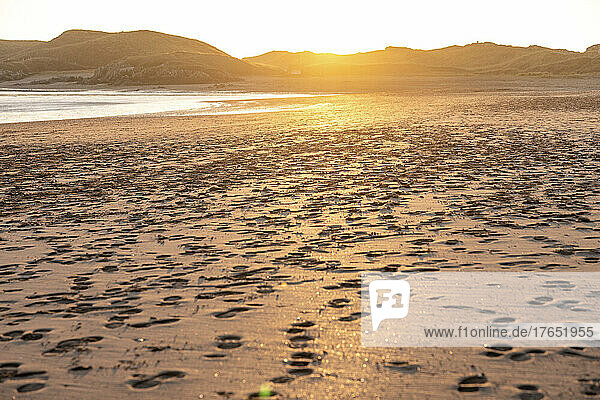 Großbritannien  Wales  Llanddwyn Beach bei Sonnenuntergang