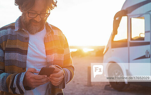 Lächelnder Mann mit Brille und Smartphone