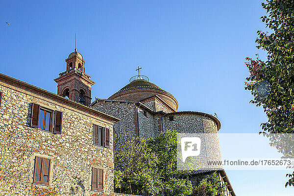 Blick auf die Kirche unter blauem Himmel an einem sonnigen Tag  Castiglione del Lago  Umbrien  Italien