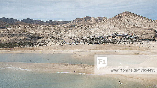 Drohnenansicht des tropischen Sandstrandes auf der Insel Fuerteventura  Spanien