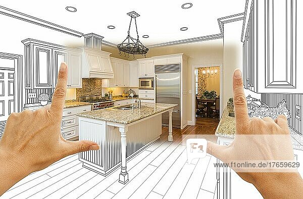 Weibliche Hände umrahmen benutzerdefinierte Küche Design-Zeichnung und quadratische Foto-Kombination