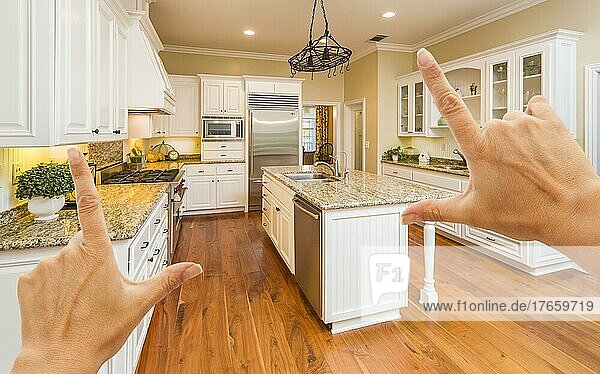 Weibliche Hände beim Einrahmen einer schönen individuellen Kücheneinrichtung