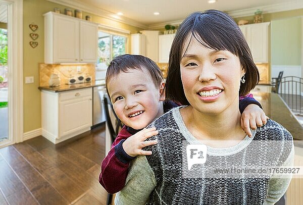Chinesische Mutter und gemischtrassiges Kind in schöner Küche