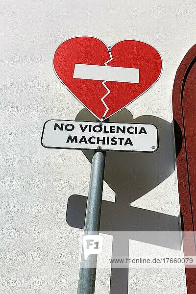 Rotes Verkehrsschild wirft Schatten auf weiße Wand  gebrochenes Herz  Aufschrift No Violencia Machista in einer Kampagne gegen häusliche Gewalt  Gewalt gegen Frauen  Cuevas del Almanzora  Almería  Andalusien  Spanien  Europa