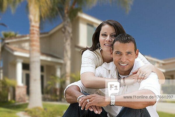 Junges glückliches hispanisches junges Paar vor ihrem neuen Haus