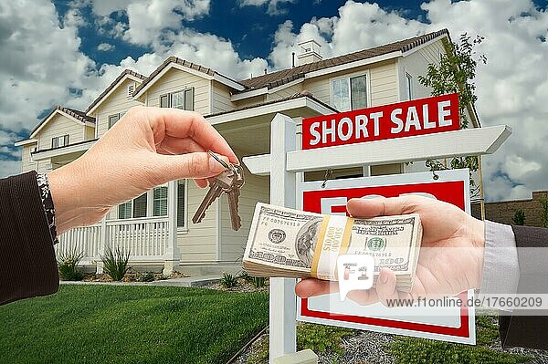 Übergabe von Bargeld für Hausschlüssel und Kurzschlussverkauf Immobilienschild vor dem Haus