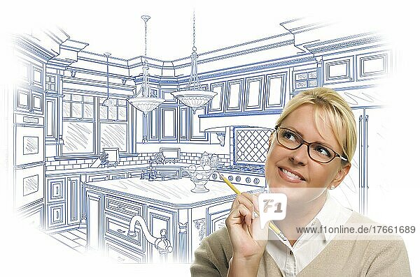 Daydreaming Frau mit Bleistift über benutzerdefinierte Küche Design Zeichnung vor weißem Hintergrund