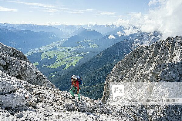 Wanderin mit Kletterhelm auf einem steilen Wanderweg  Gratwanderung  Hohe Munde  Mieminger Gebirge  Tirol  Österreich  Europa