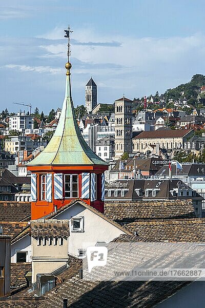 Historische Häuser  Turn  Kirchenturm  Altstadt von Zürich  Zürich  Schweiz  Europa