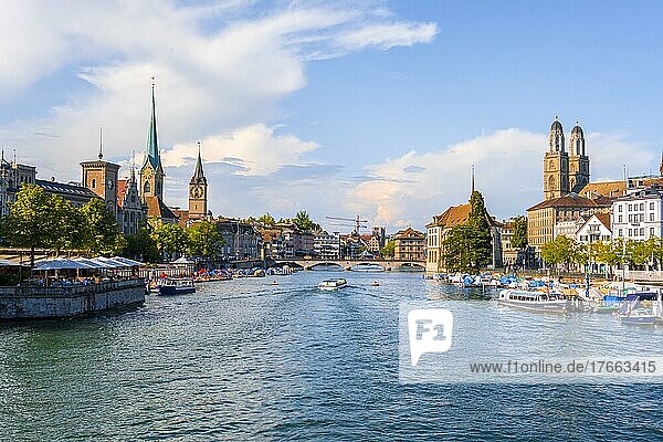 Stadtpanorama  Abendstimmung  Fraumünster und Grossmünster  Boote auf dem Limmat  Altstadt von Zürich  Schweiz  Europa