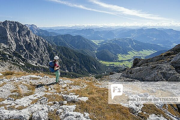 Wanderin mit Kletterhelm auf einem Wanderweg  Berglandschaft  Nuaracher Höhenweg  Loferer Steinberge  Tirol  Österreich