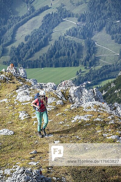 Wanderin auf einem Wanderweg  Berglandschaft  Nuaracher Höhenweg  Loferer Steinberge  Tirol  Österreich  Europa