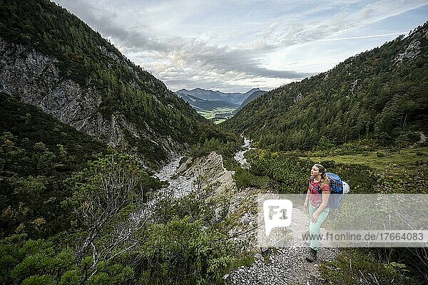 Wanderin auf einem Wanderweg  rüne Berglandschaft  Nuaracher Höhenweg  Loferer Steinberge  Tirol  Österreich  Europa