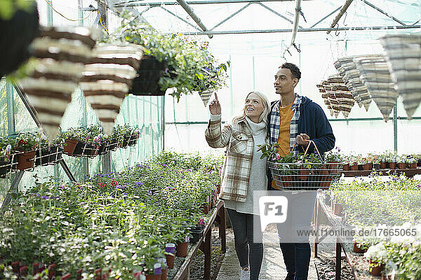 Ehepaar kauft Blumenampeln in einem Gartengeschäft