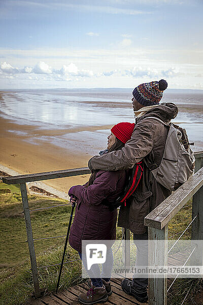 Verliebtes Wandererpaar genießt den Blick aufs Meer
