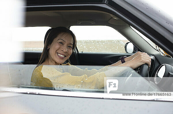 Porträt glückliche Frau fährt Auto