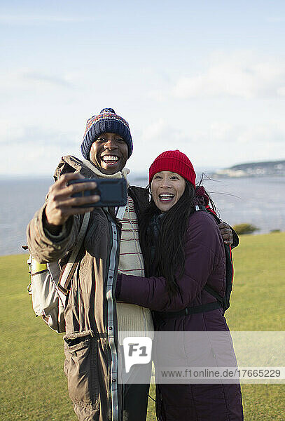 Glückliches Wandererpaar beim Selfie