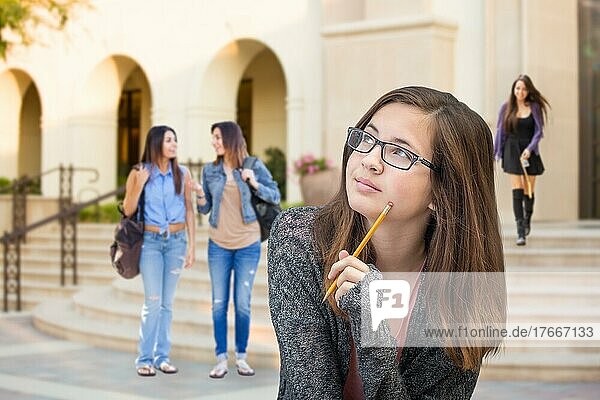 Gemischtrassige junge Studentin auf dem Campus