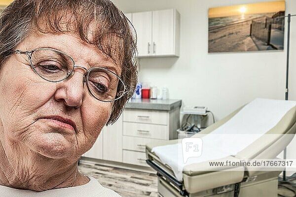 Besorgte ältere Frau beim Warten in der Arztpraxis
