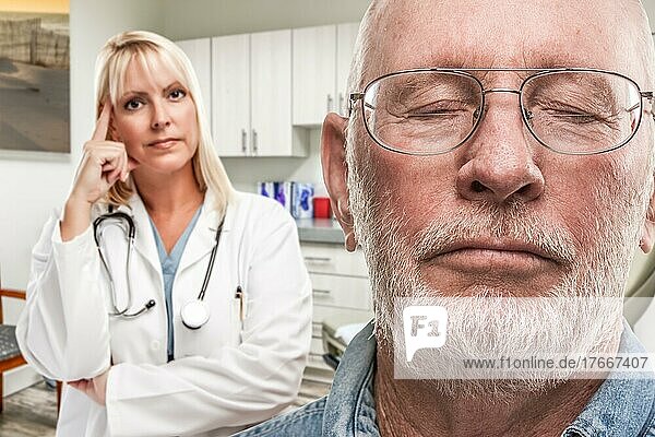 Einfühlsamer Arzt  der sich im Büro hinter einen besorgten älteren Mann stellt