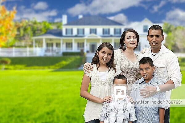 Glückliche junge hispanische Familie vor ihrem neuen Haus