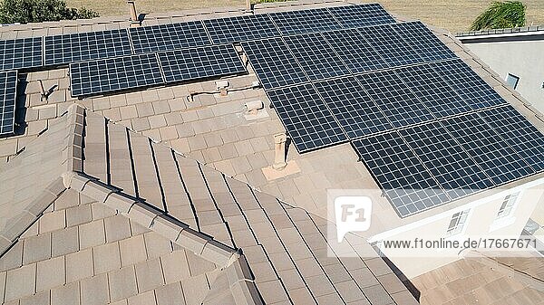 Sonnenkollektoren auf dem Dach eines großen Hauses