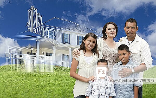 Hispanische Familie mit geisterhafter Hauszeichnung  Teilfoto und sanften grünen Hügeln dahinter