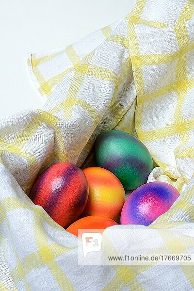 Gefärbte Eier in Tuch  bunte Ostereier  Ostern
