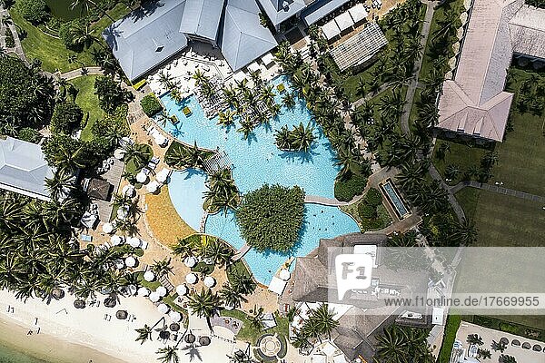 Luftaufnahme Der Strand von Flic en Flac mit Luxushotel Sugar Beach Resort & Spa und Palmen  Mauritius  Afrika