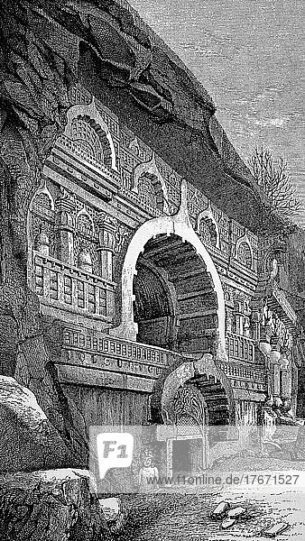 Eingang zum Felsentempel in Nassick  Indien  Historisch  digitale Reproduktion einer Originalvorlage aus dem 19. Jahrhundert  Asien