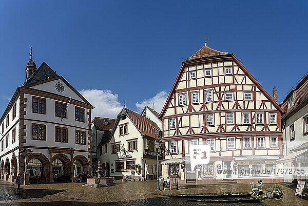 Blick in die Fußgängerzone in der Altstadt von Lohr am Main mit Fachwerkhäusern  Bayern  Deutschland  Europa
