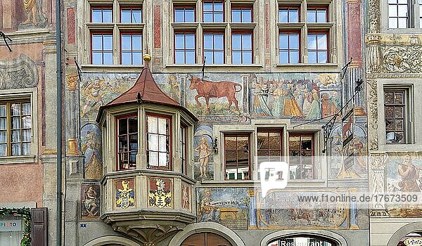 Detail Hausfassaden mit Erker  Balkon am Rathausplatz mit alten historischen bemalten Häusern  Stein am Rhein  Schaffhausen  Schweiz  Europa