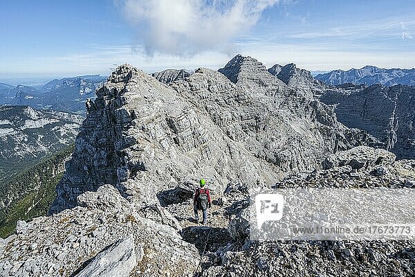 Wanderer mit Kletterhelm  beim Aufstieg zum Mitterhorn  Ausblick auf Gipfel Mitterhorn und Breithorn  Nuaracher Höhenweg  Loferer Steinberge  Tirol  Österreich  Europa