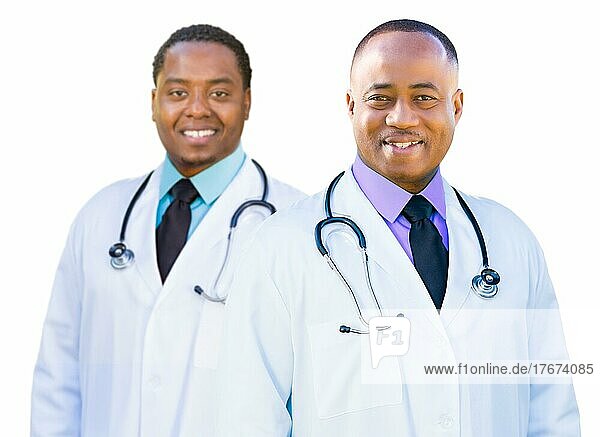 Zwei gut aussehende afroamerikanische männliche Ärzte vor einem weißen Hintergrund