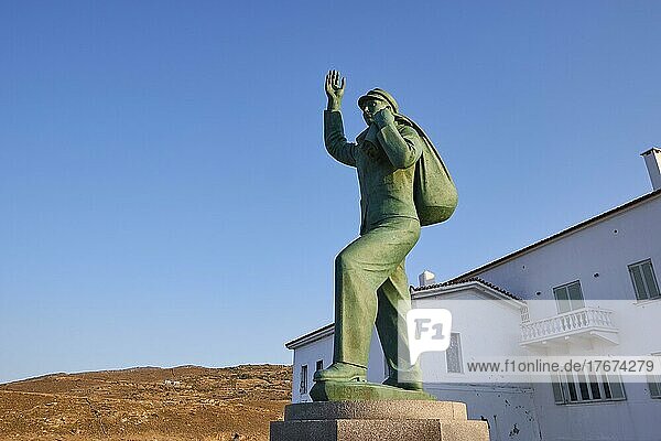 Bronzestatue  winkender Seemann  blauer wolkenloser Himmel  Chora  Andros-Stadt  Insel Andros  Kykladen  Griechenland  Europa