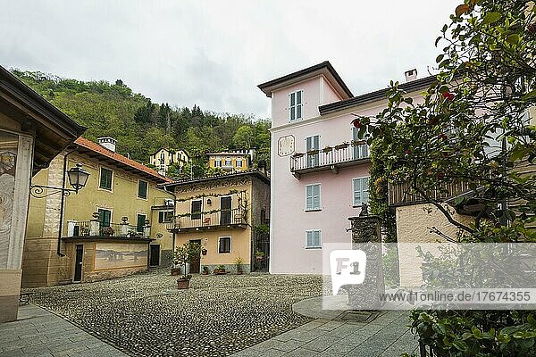 Dorfplatz und bunte Häuser  Cannero Riviera  Lago Maggiore  Provinz Verbano-Cusio-Ossola  Region Piemont  Italien  Europa