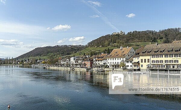 Malerischer Blick auf die Fachwerkhäuser und die Burg Hohenklingen oben auf dem Berg  am Ufer des Rhein  Stein am Rhein  Schaffhausen  Schweiz  Europa