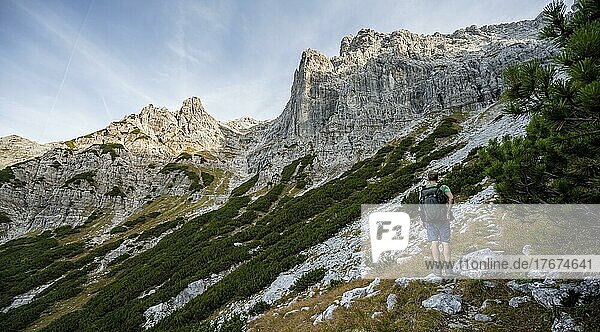 Wanderer beim Aufstieg zum Mitterhorn  Ausblick auf Berggipfel  Nuaracher Höhenweg  Loferer Steinberge  Tirol  Österreich  Europa