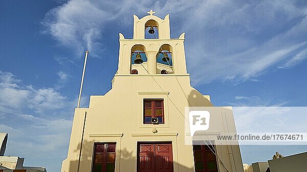 Abendlicht  Fassade  Kirche  Glockenturm  blauer Himmel  weiße Wolken  Oia  Insel Santorini  Kykladen  Griechenland  Europa