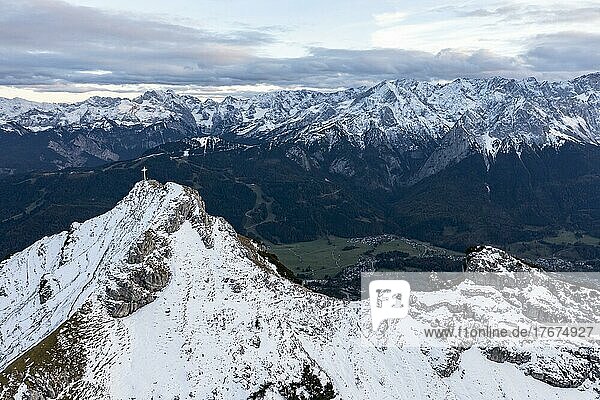 Alpenpanorama mit Zugspitze und Gipfelkreuz des Kramer  Luftaufnahme  Berge mit Schnee am Abend  Gipfel des Kramer  Garmisch  Bayern  Deutschland  Europa