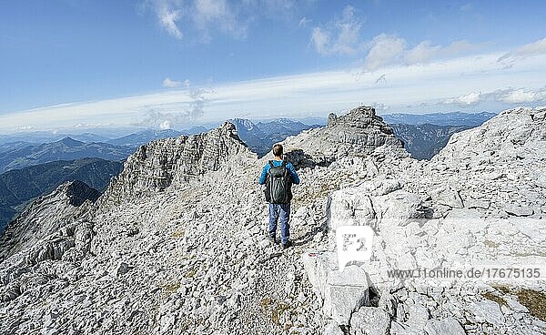 Hiker in rocky terrain  ascent to Mitterhorn  mountain panorama  rocky ridge with peaks Östliches Rothorn and Großes Rothorn in the background  Nuaracher Höhenweg  Loferer Steinberge  Tyrol  Austria  Europe