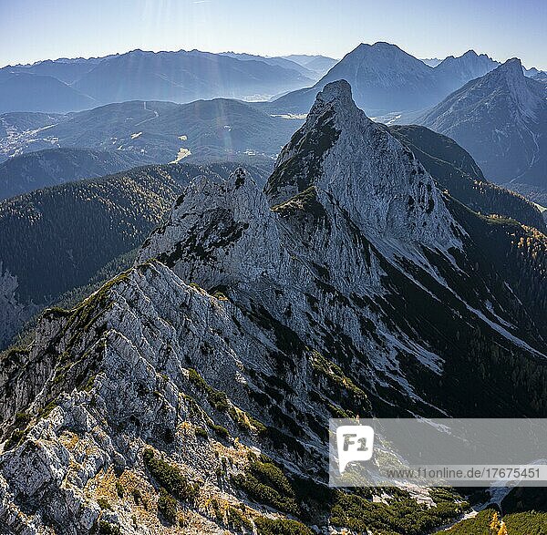 Berggrat Zwirchkopf  Arnkopf und Weißlehnkopf  Blick von der Großen Arnspitze  Wettersteingebirge  bei Mittenwald  Bayern  Deutschland  Europa