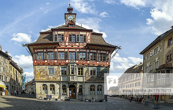 Blick auf das Rathaus am Rathausplatz mit den alten historischen bemalten Häusern  Stein am Rhein  Schaffhausen  Schweiz  Europa